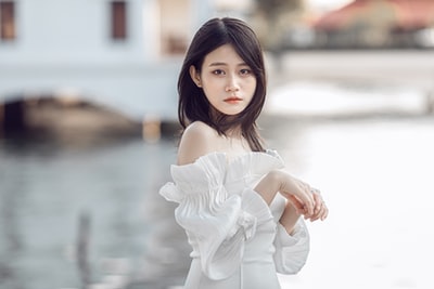 穿白色长袖衬衫的女人